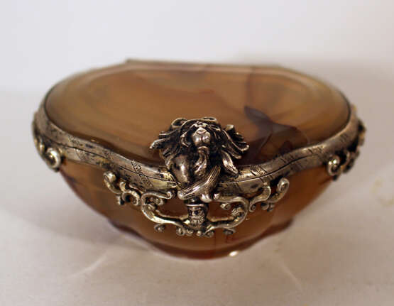 German baroque snuff box in cartouche shape with bowed and cutted stone lid and box - фото 1