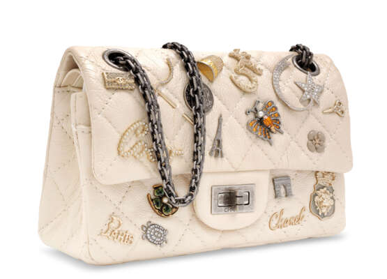 Chanel. A LIMITED EDITION PEARLISED CREAM LEATHER LUCKY CHARM 255 RE... - Foto 2