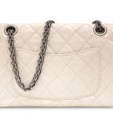 Chanel. A LIMITED EDITION PEARLISED CREAM LEATHER LUCKY CHARM 255 RE... - photo 3