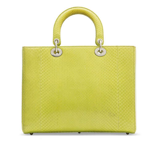 Christian Dior. A SHINY LIME GREEN PYTHON LARGE LADY D WITH SILVER HARDWARE ... - Foto 3
