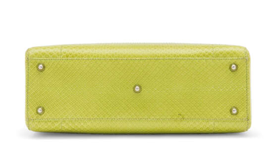 Christian Dior. A SHINY LIME GREEN PYTHON LARGE LADY D WITH SILVER HARDWARE ... - Foto 4