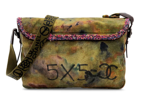 Chanel. A FEMINIST PROTEST RUNWAY GRAFFITI CANVAS MESSENGER BAG WITH... - photo 3