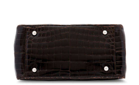 Christian Dior. A SHINY BROWN CROCODILE BABE VANITY BAG WITH SILVER HARDWARE... - Foto 5