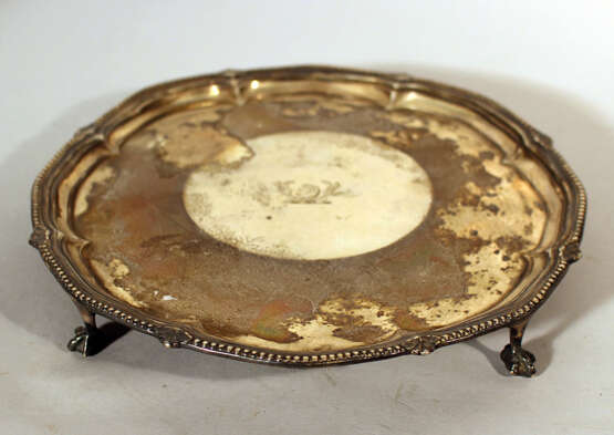 English silver tray on three claw feet with waved and ribbed border, in the centre engraved sheep‘s head - Foto 1