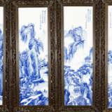 Four Chinese porcelain plaques with painted river landscapes in blue colour on white ground, glazed, on top Chinese script signs and artist‘s stamp - Foto 1