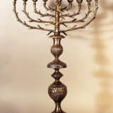 Polish Hanukkah lamp on quadratic base with richly shaped column, chased with flower decorations - Foto 1