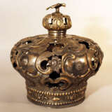 Jewish silver Torah crown with bowed round shape, decorated with open work, scrolls and chased flowers and ornaments - Foto 2