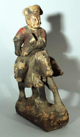 Chinese wooden sculpture of a horse rider with painted and decorated textile cover - Foto 1