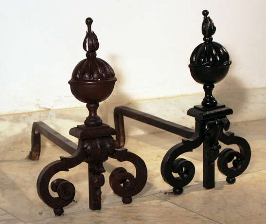 Pair of baroque andirons, iron forge with volutes, leaves and acanthus ending - фото 1