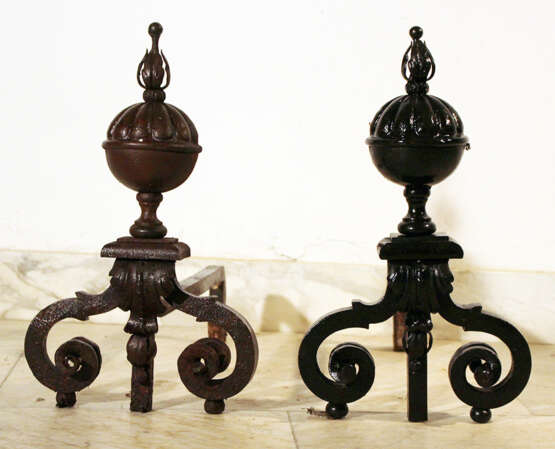 Pair of baroque andirons, iron forge with volutes, leaves and acanthus ending - photo 2