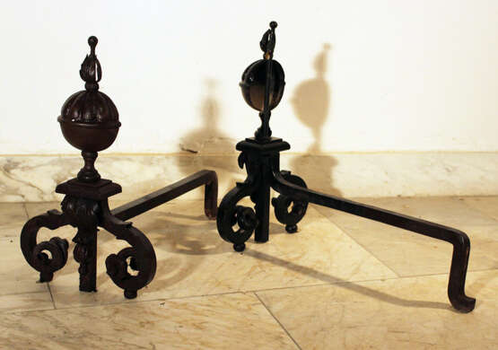 Pair of baroque andirons, iron forge with volutes, leaves and acanthus ending - photo 3