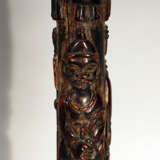 A pair of African horns with rich figural carvings on octagonal wooden bases - photo 3