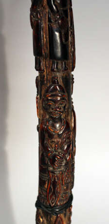 A pair of African horns with rich figural carvings on octagonal wooden bases - Foto 3