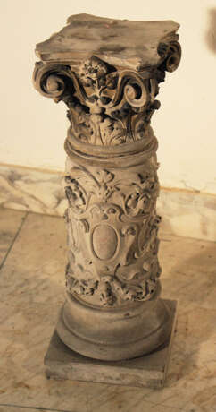 A small stone column with Corinthian capitel and floral sculpted decorations on quadratic plinth - фото 2