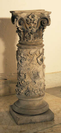 A small stone column with Corinthian capitel and floral sculpted decorations on quadratic plinth - фото 3