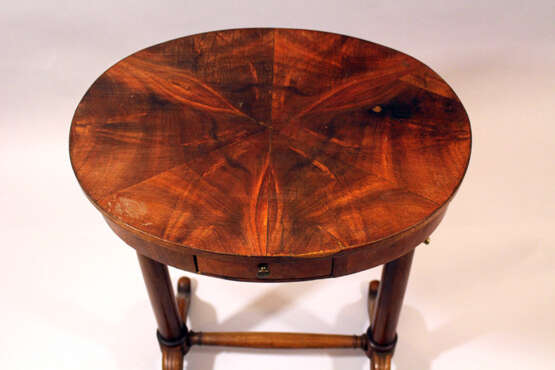 Small French directoire oval working table on two round column feet, each with two extended legs and bronze connection, one drawer and oval top - photo 2
