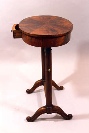 Small French directoire oval working table on two round column feet, each with two extended legs and bronze connection, one drawer and oval top - photo 3