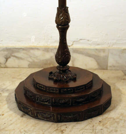 Jewish bronze Menorah with seven branches and spouts, on long column, in the centre with thicker ornament - Foto 2