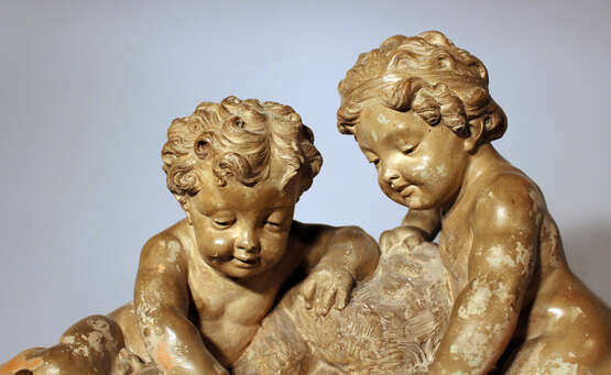 French sculpted terracotta group with two boys playing with water by a source, on integrated stepped base - photo 2