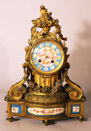 A French chimney clock on rectangular base with bowed front, central column with two volutes and a laurel band - Foto 1
