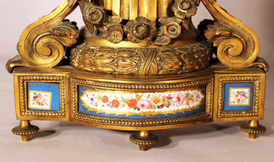 A French chimney clock on rectangular base with bowed front, central column with two volutes and a laurel band - photo 2