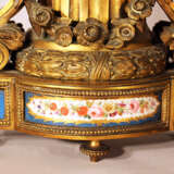 A French chimney clock on rectangular base with bowed front, central column with two volutes and a laurel band - Foto 2