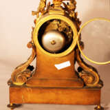 A French chimney clock on rectangular base with bowed front, central column with two volutes and a laurel band - фото 3