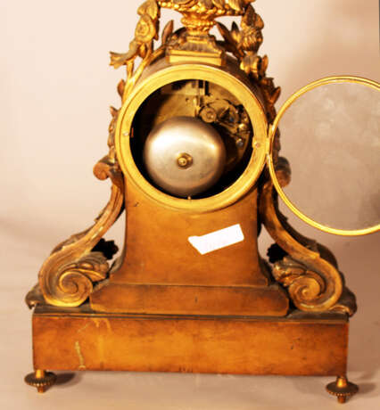 A French chimney clock on rectangular base with bowed front, central column with two volutes and a laurel band - photo 3