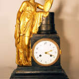 Austrian or Italian apothecary clock with the goddess of Hygieia in classical dress lining on a shield with a snake on a column - Foto 1