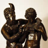 A French bronze group of Satyr and Pan playing the flute and sitting on a rock - Foto 3