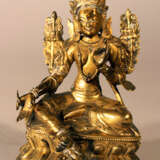 Bronze sculpture of Green Tara with crown, floral decorations on the sides and the hands and feet in blessing ceremonial position, one foot with earth contact - Foto 1