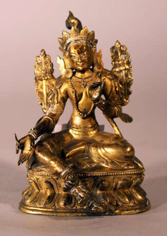Bronze sculpture of Green Tara with crown, floral decorations on the sides and the hands and feet in blessing ceremonial position, one foot with earth contact - Foto 2