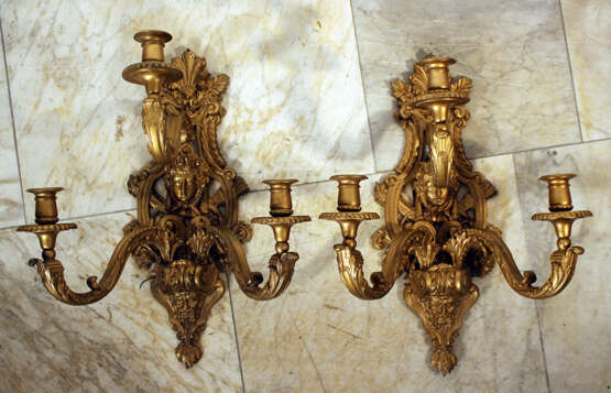 A pair of French wall appliques in Regence style in lyra shape with faces, scrolls, flowers and other ornaments, partly with open work - photo 1