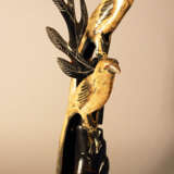 Asian horn sculpture of two birds sitting on a branch, partly engraved and with glass eyes - Foto 1