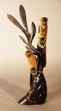 Asian horn sculpture of two birds sitting on a branch, partly engraved and with glass eyes - фото 2