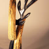 Asian horn sculpture of two birds sitting on a branch, partly engraved and with glass eyes - Foto 3