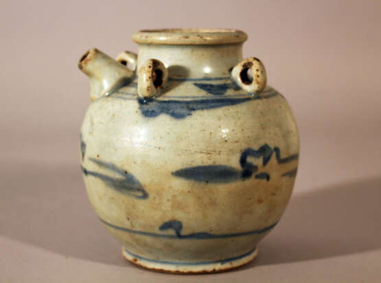 A small Ming porcelain pilgrims can, in bowed shape with small neck. four rings and one spout - фото 1