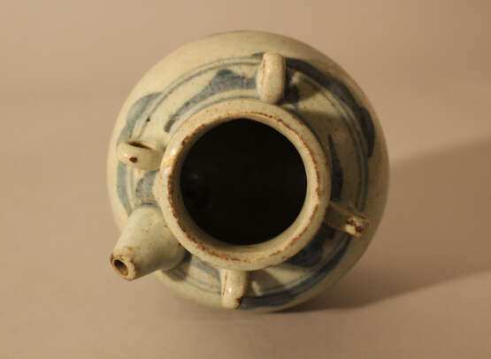 A small Ming porcelain pilgrims can, in bowed shape with small neck. four rings and one spout - фото 3