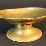 Austrian bronze bowl on central foot in bowed shape with ribbed borders and chased hammer deocrations - photo 1