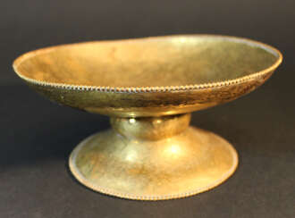 Austrian bronze bowl on central foot in bowed shape with ribbed borders and chased hammer deocrations