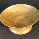 Austrian bronze bowl on central foot in bowed shape with ribbed borders and chased hammer deocrations - photo 2