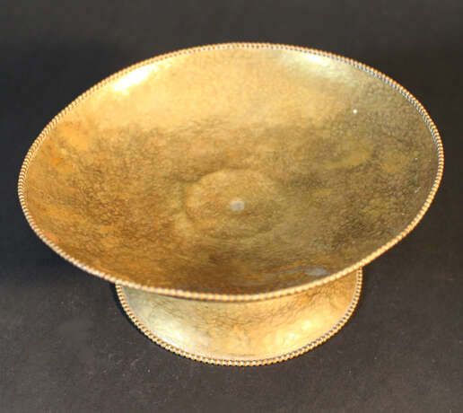 Austrian bronze bowl on central foot in bowed shape with ribbed borders and chased hammer deocrations - Foto 2