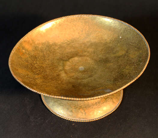 Austrian bronze bowl on central foot in bowed shape with ribbed borders and chased hammer deocrations - Foto 3