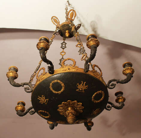 An Empire chandelier in bowl shape with 8 scrolled branches and fluted spouts - фото 2