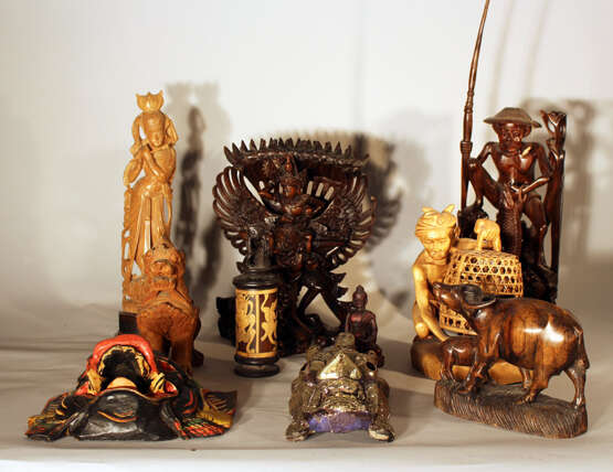Lot of 10 Asian sculptures from different sizes, materials and dates - photo 1