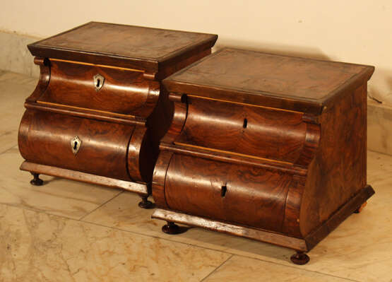A pair of miniature commodes on four feet with bowed front - photo 1