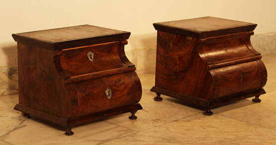 A pair of miniature commodes on four feet with bowed front - фото 2