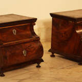 A pair of miniature commodes on four feet with bowed front - фото 2