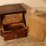 A pair of miniature commodes on four feet with bowed front - Foto 3