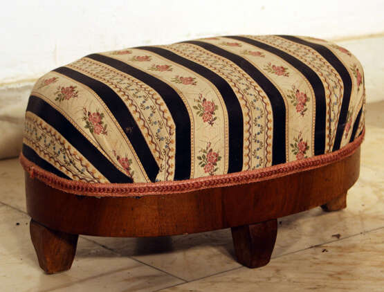 A small Biedermeier stool, in oval shape with four small legs - Foto 1